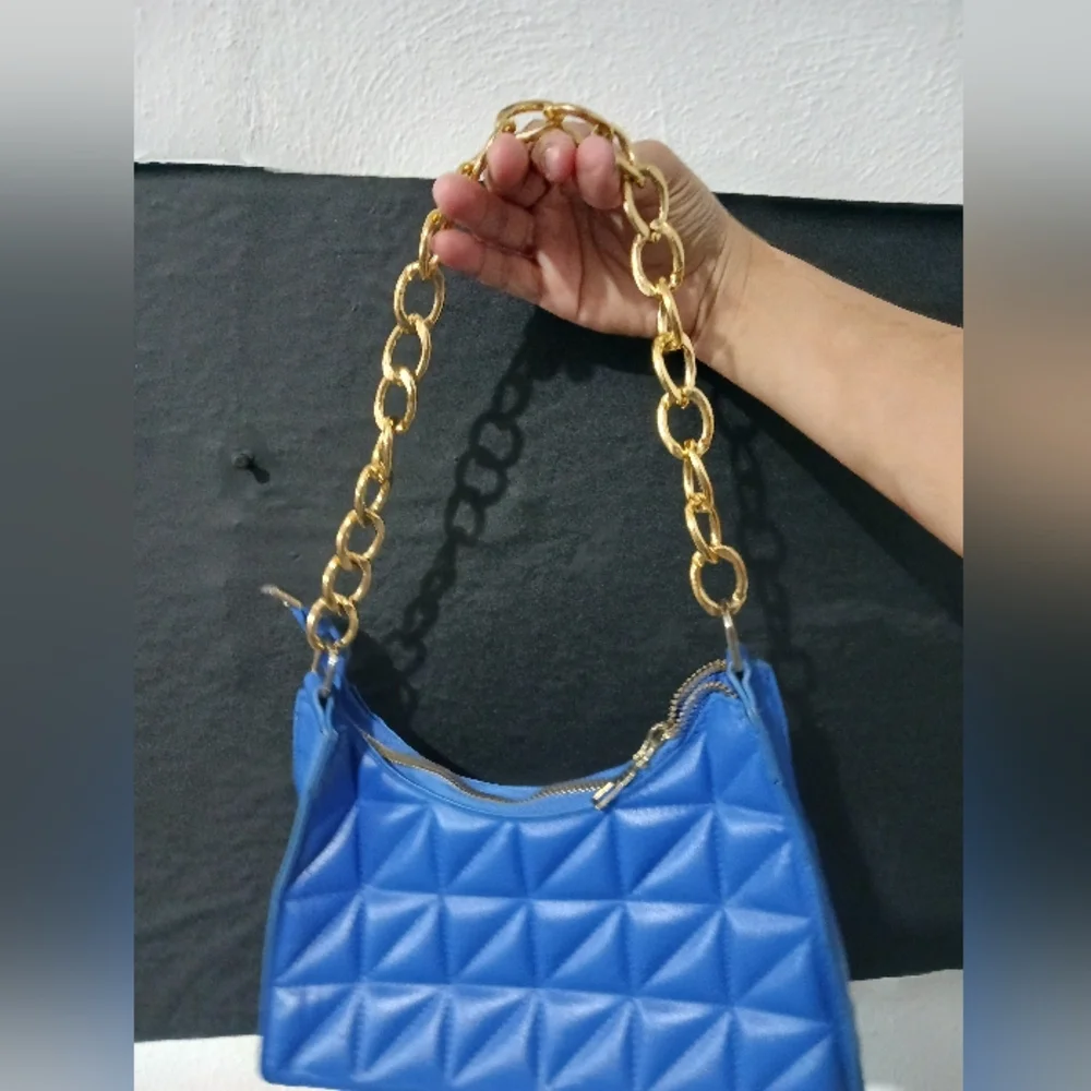 Women electric blue gold chain padded mini bag - Picture 3 of 10